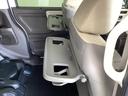 運転席・助手席の背もたれには、2列目シート用にカップホルダー付きの「格納式のシートバックテーブル」を装備しています。休憩時のちょっとした時間などカップを置いたり、小物置きに使えて便利です。