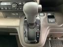CVT車のセレクトレバーです。低速から高速まで、変速ショックのないスムーズな走りを実現するとともに、エンジン効率のよい領域を維持することで燃費にも貢献します。