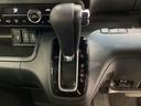 CVT車のセレクトレバーです。低速から高速まで、変速ショックのないスムーズな走りを実現するとともに、エンジン効率のよい領域を維持することで燃費にも貢献します。
