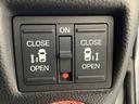 リアドアは乗り降りに便利な両側電動スライドドアです。また運転席に座っていながらスイッチ操作で自在にスライドドアを開け閉めできます。