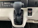 CVT車のセレクトレバーです。低速から高速まで、変速ショックのないスムーズな走りと、エンジン効率のよい領域を維持して燃費にも貢献します。サイドブレーキはスイッチ操作の電子制御パーキングブレーキです。
