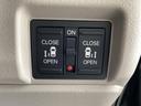 リアドアは乗り降りに便利な両側電動スライドドアです。また運転席に座っていながらスイッチ操作で自在にスライドドアを開け閉めできます。