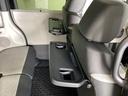 運転席・助手席の背もたれには、2列目シート用にカップホルダー付きの「格納式のシートバックテーブル」を装備しています。休憩時のちょっとした時間などカップを置いたり、小物置きに使えて便利です。