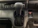CVT車のセレクトレバーです。低速から高速まで、変速ショックのないスムーズな走りと、エンジン効率のよい領域を維持して燃費にも貢献します。サイドブレーキはスイッチ操作の電子制御パーキングブレーキです。