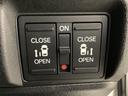 リアドアは乗り降りに便利な両側電動スライドドアです。また運転席に座っていながらスイッチ操作で自在にスライドドアを開け閉めできます。