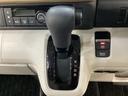 CVT車のセレクトレバーです。低速から高速まで、変速ショックのないスムーズな走りと、エンジン効率のよい領域を維持して燃費にも貢献します。サイドブレーキはスイッチ操作の電子制御パーキングブレーキです。