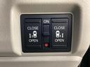 リアドアは乗り降りに便利な両側電動スライドドアです。また運転席に座っていながらスイッチ操作で自在にスライドドアを開け閉めできます。