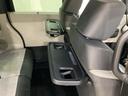 運転席・助手席の背もたれには、2列目シート用にカップホルダー付きの「格納式のシートバックテーブル」を装備しています。休憩時のちょっとした時間などカップを置いたり、小物置きに使えて便利です。