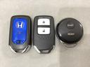 スマートキーを装備しています。鍵を差し込むことなくドアロックの開け閉めと、スタートボタン操作でのエンジンスタートができます。加えて、純正リモコンエンジンスターター用の操作キーもついています。