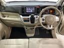 車内は光触媒抗菌消臭施工済です。インパネ周りはスタイリッシュなデザインで機能や装備も充実しています。グローブボックスやカップホルダーのほかにトレーなどたくさんの収納スペースが付いています。