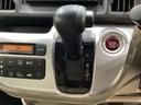 CVT車のセレクトレバーです。低速から高速まで、変速ショックのないスムーズな走りを実現するとともに、エンジン効率のよい領域を維持することで燃費にも貢献します。