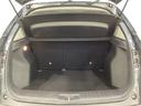 ラゲッジも広く使いやすいトランクは、開口部も広く荷物の積み下ろしもしやすいお車となっております。リアシートの背もたれは6:4の割合で分割して可倒できるので、長いお荷物などを載せることもできます。