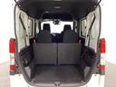 開口部も広く荷物の積み下ろしもしやすいお車となっております。４人乗りでも充分な荷室のスペースがあります。シートの背もたれは５：５の割合で分割して可倒できるので、長いお荷物などを載せることもできます。