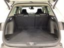 ラゲッジも広く使いやすいトランクは、開口部も広く荷物の積み下ろしもしやすいお車となっております。リアシートの背もたれは6:4の割合で分割して可倒できるので、長いお荷物などを載せることもできます。