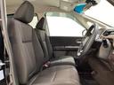 座面も厚みがあり背もたれも高く、広い足元にゆったり座れるシートです。運転席と助手席の間が空いている為、助手席側への移動がスムーズです。交通量の多い道でも助手席側から乗り降りができます。