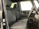 座面も厚みがあり背もたれも高く、広い足元にゆったり座れるシートです。運転席と助手席の間が空いている為、助手席側への移動がスムーズです。交通量の多い道でも助手席側から乗り降りができます。