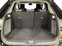 ラゲッジも広く使いやすいトランクは、開口部も広く荷物の積み下ろしもしやすいお車となっております。リアシートの背もたれは6:4の割合で分割して可倒できるので、長いお荷物などを載せることもできます。
