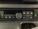 オートエアコンがついてますので、簡単操作で快適に過ごせます。リア熱線のスイッチの中にサイドミラーヒーターも入っています。パネル内のシートヒータースイッチは前席の左右別々に2段階で温度設定ができます。