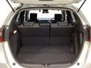 ラゲッジも広く使いやすいトランクは、開口部も広く荷物の積み下ろしもしやすいお車となっております。リアシートの背もたれは6:4の割合で分割して可倒できるので、長いお荷物などを載せることもできます。