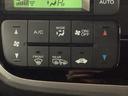 セレクトレバーの左上にプラズマクラスター付き・オートエアコンがついてますので、簡単操作で快適に過ごせます。リア熱線のスイッチの中に、雪道に対応したサイドミラーヒーターも入っています。