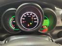 真ん中にスピードメーターを配した、見やすい３眼メーターになっています。右側のインフォメーション画面でオドメーターや燃費などの情報を確認できます。