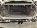 ラゲッジも広く使いやすいトランクは、開口部も広く荷物の積み下ろしもしやすいお車となっております。リアシートの背もたれは6:4の割合で分割して可倒できるので、長いお荷物などを載せることもできます。