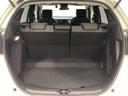 ラゲッジも広く使いやすいトランクは、開口部も広く荷物の積み下ろしもしやすいお車となっております。リアシートの背もたれは6:4の割合で分割して可倒できるので、長いお荷物などを載せることもできます。