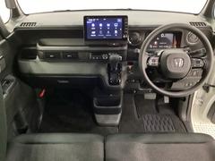 車内は光触媒抗菌消臭施工済です。スタイリッシュなデザインでスポーティなインパネ周りを演出します。グローブボックスやカップホルダーのほかにトレーなどたくさんの収納スペースが付いています。 5