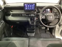 車内は光触媒抗菌消臭施工済です。インパネ周りはスタイリッシュなデザインで機能や装備も充実しています。グローブボックスやカップホルダーのほかにトレーなどたくさんの収納スペースが付いています。 5