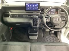 車内は光触媒抗菌消臭施工済です。スタイリッシュなデザインでスポーティなインパネ周りを演出します。グローブボックスやカップホルダーのほかにトレーなどたくさんの収納スペースが付いています。 5