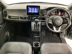 車内は光触媒抗菌消臭施工済です。スタイリッシュなデザインでスポーティなインパネ周りを演出します。グローブボックスやカップホルダーのほかにトレーなどたくさんの収納スペースが付いています。 7