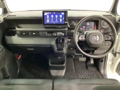 車内は光触媒抗菌消臭施工済です。スタイリッシュなデザインでスポーティなインパネ周りを演出します。グローブボックスやカップホルダーのほかにトレーなどたくさんの収納スペースが付いています。 5
