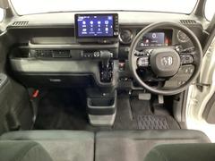 車内は光触媒抗菌消臭施工済です。スタイリッシュなデザインでスポーティなインパネ周りを演出します。グローブボックスやカップホルダーのほかにトレーなどたくさんの収納スペースが付いています。 5