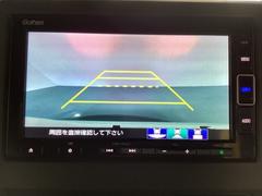 バックでの車庫入れも安心です！　リアカメラが付いているバックモニター付のナビを装備しております。操作線もついており距離感も画面から確認できます。 6