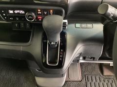 ＣＶＴ車のセレクトレバーです。低速から高速まで、変速ショックのないスムーズな走りを実現するとともに、エンジン効率のよい領域を維持することで燃費にも貢献します。 7