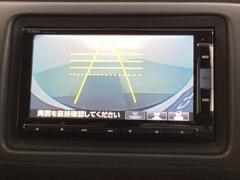 バックでの車庫入れも安心です！　リアカメラが付いているバックモニター付のナビを装備しております。操作線もついており距離感も画面から確認できます。 6