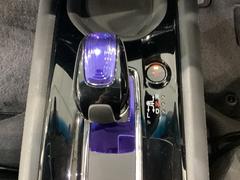 ハイブリッド専用セレクトレバーです。シフトチェンジを電子信号で送信するセレクトレバーを採用してますので、軽快でスマートな操作を楽しめます。 7