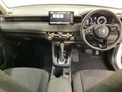 車内は光触媒抗菌消臭施工済です。インパネ周りはスタイリッシュなデザインで機能や装備も充実しています。グローブボックスやカップホルダーのほかにトレーなどたくさんの収納スペースが付いています。 5