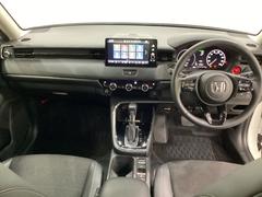 車内は光触媒抗菌消臭施工済です。インパネ周りはスタイリッシュなデザインで機能や装備も充実しています。グローブボックスやカップホルダーのほかにトレーなどたくさんの収納スペースが付いています。 5