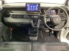 車内は光触媒抗菌消臭施工済です。スタイリッシュなデザインでスポーティなインパネ周りを演出します。グローブボックスやカップホルダーのほかにトレーなどたくさんの収納スペースが付いています。 5