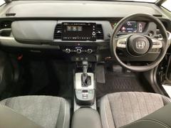 車内は光触媒抗菌消臭施工済です。インパネ周りはスタイリッシュなデザインで機能や装備も充実しています。グローブボックスやカップホルダーのほかにトレーなどたくさんの収納スペースが付いています。 5