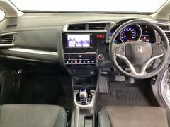 車内は光触媒抗菌消臭施工済です。インパネ周りはスタイリッシュなデザインで機能や装備も充実しています。グローブボックスやカップホルダーのほかにトレーなどたくさんの収納スペースが付いています。 7