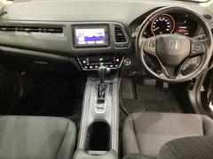 車内は光触媒抗菌消臭施工済です。インパネ周りはスタイリッシュなデザインです。グローブボックスやカップホルダーのほかにトレーなどたくさんの収納スペースが付いています。 5