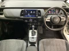 車内は光触媒抗菌消臭施工済です。インパネ周りはスタイリッシュなデザインで機能や装備も充実しています。グローブボックスやカップホルダーのほかにトレーなどたくさんの収納スペースが付いています。 7