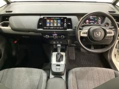 車内は光触媒抗菌消臭施工済です。インパネ周りはスタイリッシュなデザインで機能や装備も充実しています。グローブボックスやカップホルダーのほかにトレーなどたくさんの収納スペースが付いています。 7