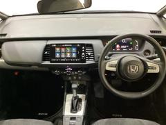 車内は光触媒抗菌消臭施工済です。インパネ周りはスタイリッシュなデザインで機能や装備も充実しています。グローブボックスやカップホルダーのほかにトレーなどたくさんの収納スペースが付いています。 7