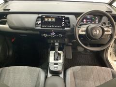 車内は光触媒抗菌消臭施工済です。インパネ周りはスタイリッシュなデザインで機能や装備も充実しています。グローブボックスやカップホルダーのほかにトレーなどたくさんの収納スペースが付いています。 7