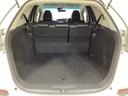 ラゲッジも広く使いやすいトランクは、開口部も広く荷物の積み下ろしもしやすいお車となっております。リアシートの背もたれは６：４の割合で分割して可倒できるので、長いお荷物などを載せることもできます。