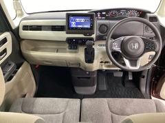 車内は光触媒抗菌消臭施工済です。インパネ周りはスタイリッシュなデザインで機能や装備も充実しています。グローブボックスやカップホルダーのほかにトレーなどたくさんの収納スペースが付いています。 5