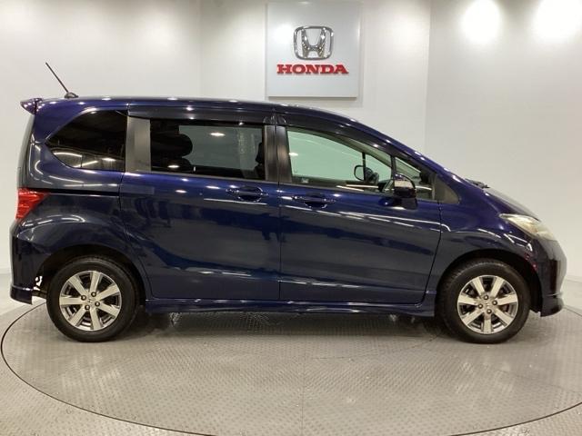 フリード ＧエアロＬパッケージ　４ＷＤ　光触媒抗菌消臭施工済　純正ＨＤＤナビ　バックモニター　左側電動スライドドア　オートエアコン　キーレス　横滑り防止（4枚目）